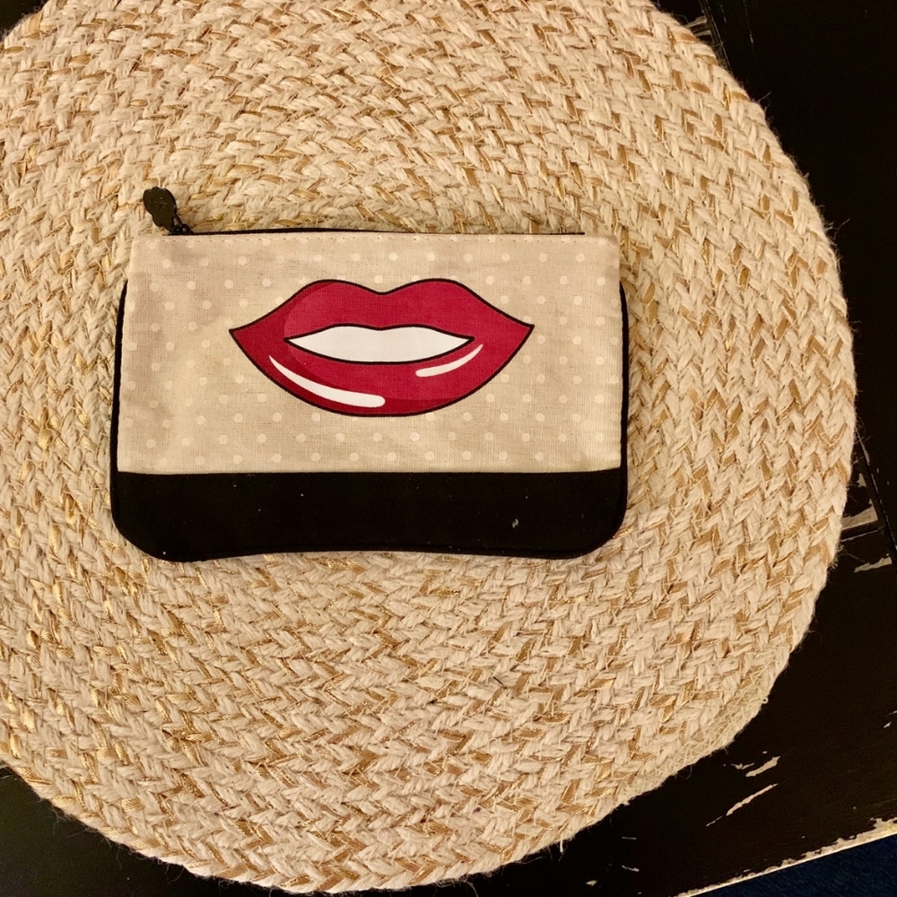 🖤❤ Ipsy Black/Tan Lips Makeup Bag